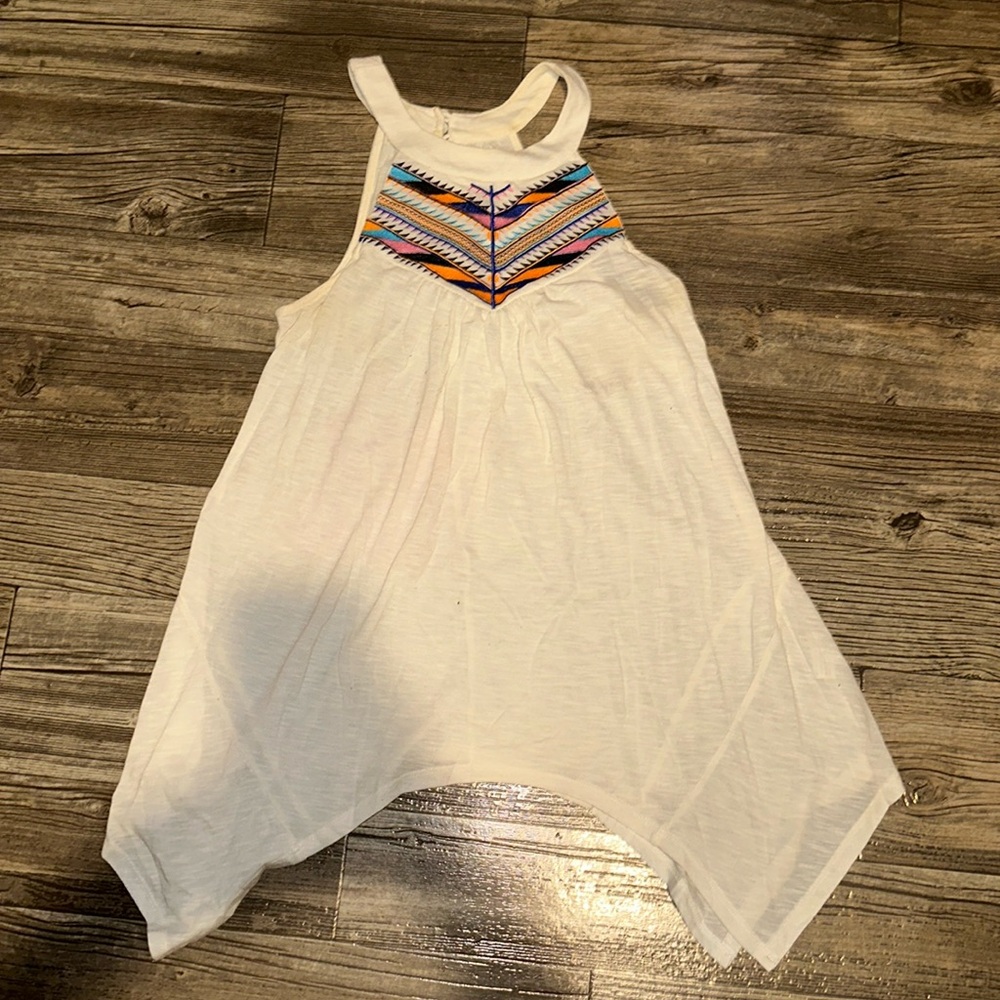 Sleeveless off white with graphic neckline summer top